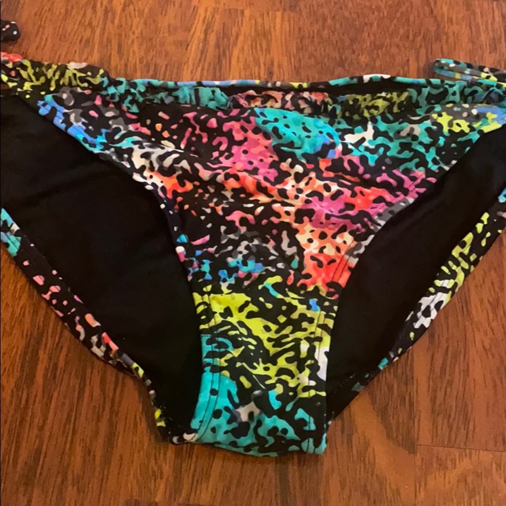 3/25 ruffle lined bottoms